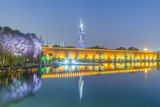 中国南京玄武湖公园建筑夜景