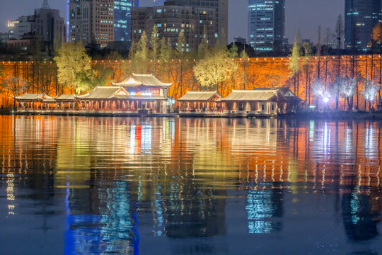 中国南京玄武湖公园建筑夜景