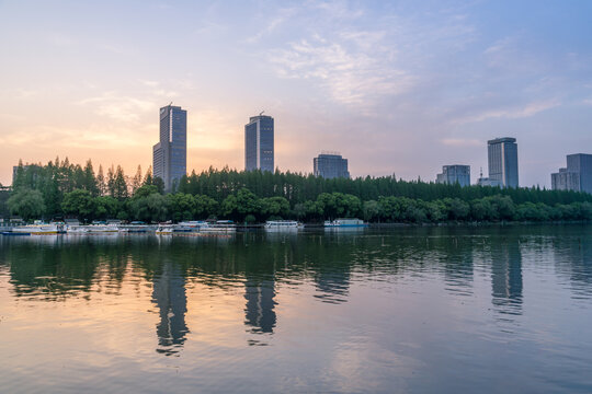 中国南京玄武湖公园建筑夜景