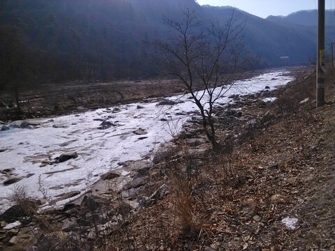 冰雪未融化的小河