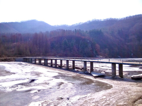 冰封河上的桥