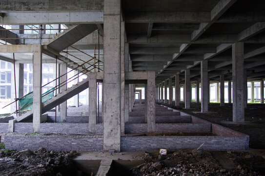 荒凉废弃建筑底层柱子