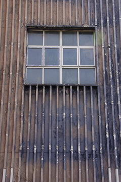 废弃建筑的破损墙面窗户