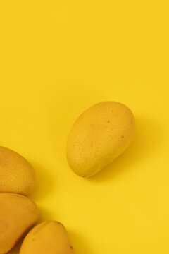 夏天芒果水果黄色背景