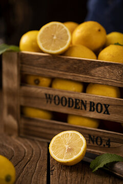 装在木箱里的柠檬水果素材