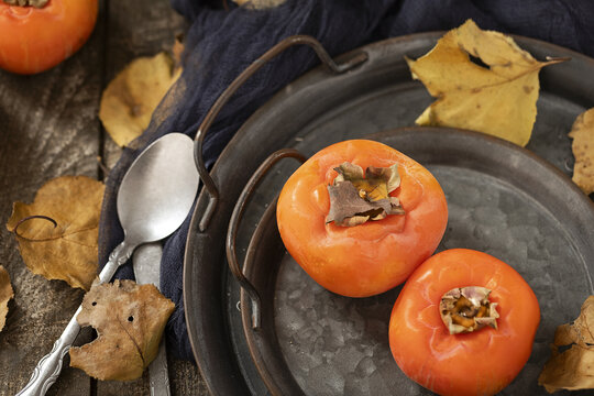 铁托盘里的柿子水果秋天创意