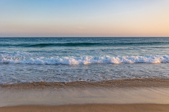 黄昏海滩海浪