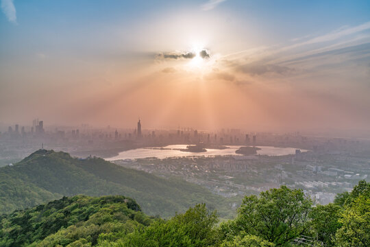 夕阳下的南京紫金山