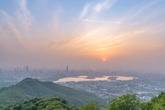 夕阳下的南京紫金山