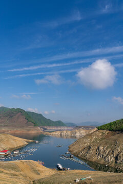 春天中国丹东的湖泊山林