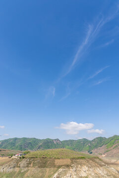 春天中国丹东的湖泊山林
