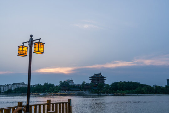 夕阳下的中国泰州凤城河景区