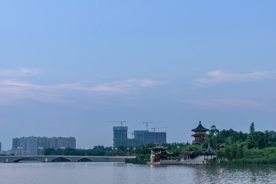 夕阳下的中国泰州凤城河景区