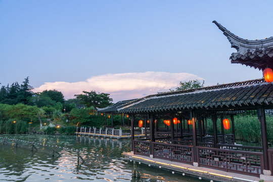 夕阳下的中国泰州凤城河景区