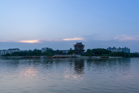 夕阳下的中国泰州凤城河景区