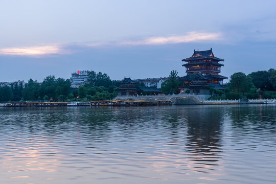 夕阳下的中国泰州凤城河景区