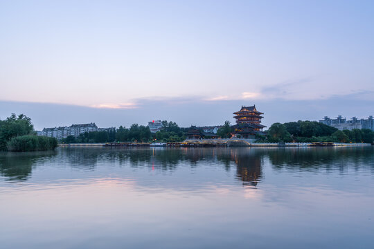 夕阳下的中国泰州凤城河景区