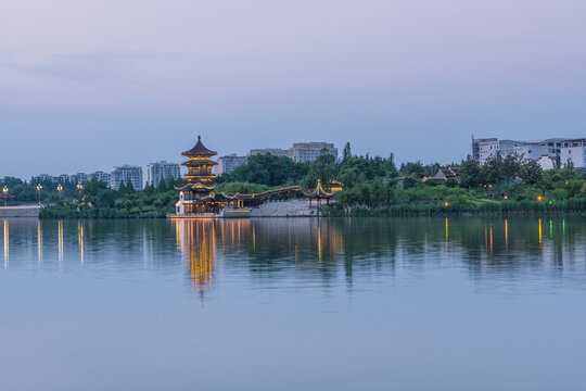 夕阳下的中国泰州凤城河景区