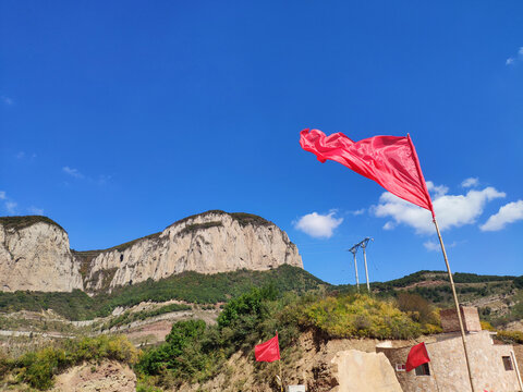 红旗飘扬在太行山上