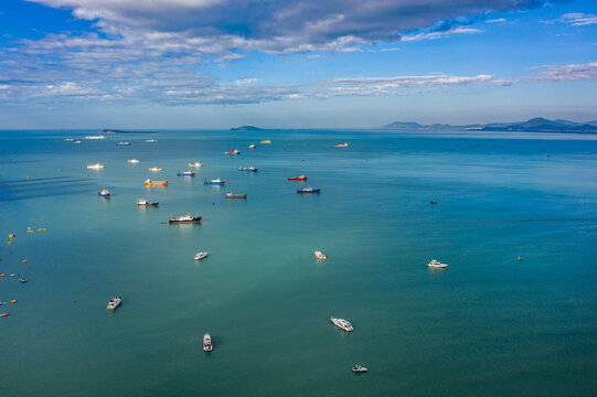 航拍海南三亚湾度假区海面轮船