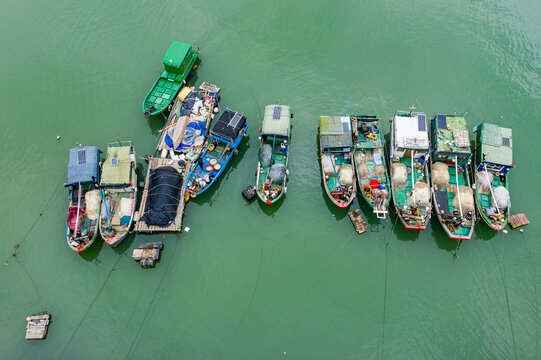 航拍海口海甸河老码头渔港渔船