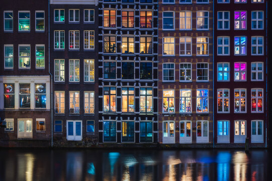 荷兰阿姆斯特丹夜晚彩色窗户