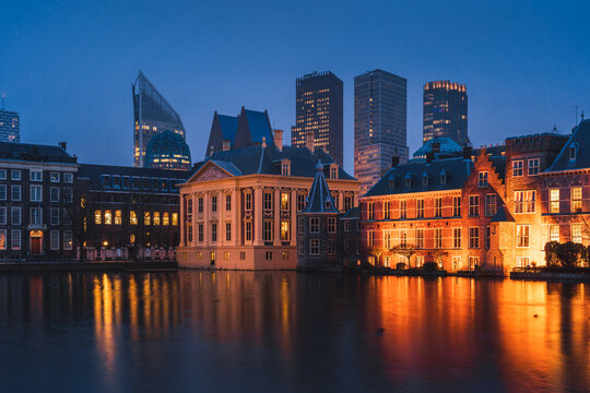 荷兰海牙议会大厦和城市天际线