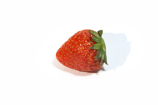 草莓微距白底图