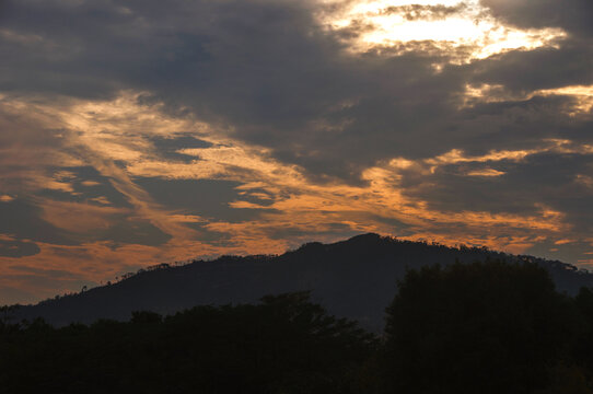 黄昏山峦天空