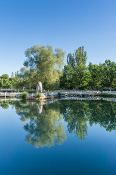 新疆塔城公园的池塘树林