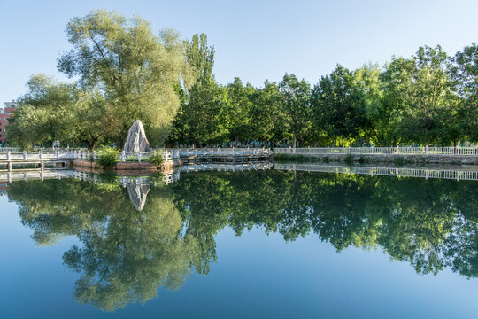 新疆塔城公园的池塘树林