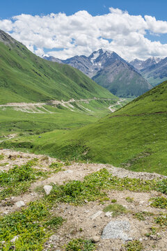 新疆的高原砂石路背景
