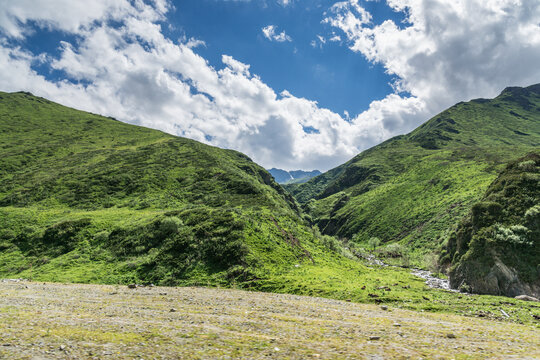 新疆的高原砂石路背景