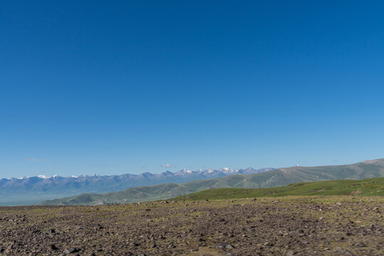 新疆的高原砂石路背景