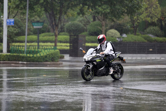 雨中的行人