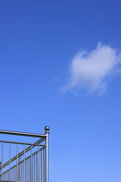 栏杆与白云