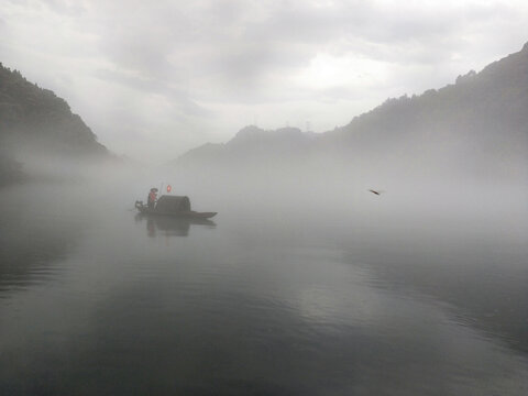 水上小舟大雾