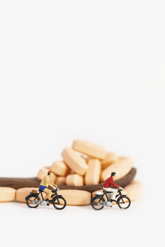健康生活骑自行车微缩创意图片