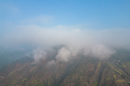 云雾中的高山