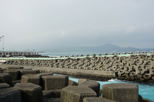 海边水坝