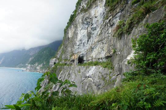 海边山上遗弃的隧道