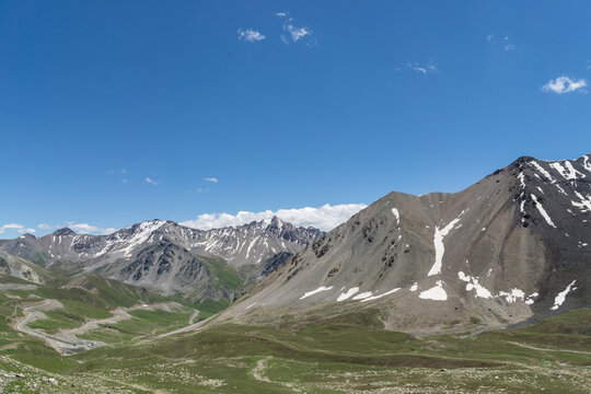 新疆独库公路的雪山