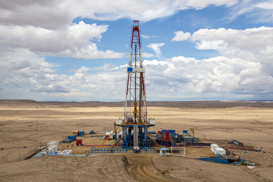 荒漠中的石油钻井井架