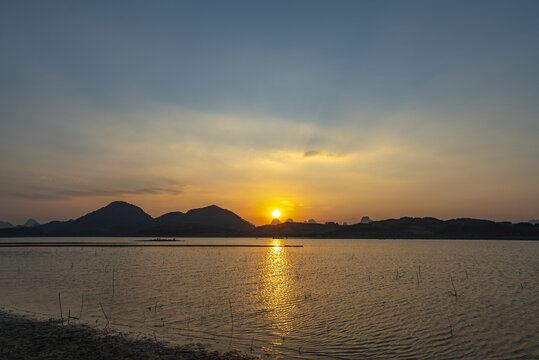 夕阳湖面风景