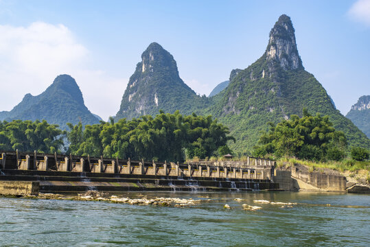 河流坝头