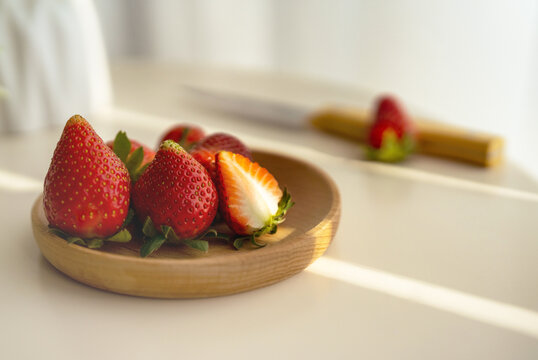 切开的草莓水果