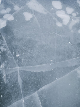 冰封冰面气泡裂纹