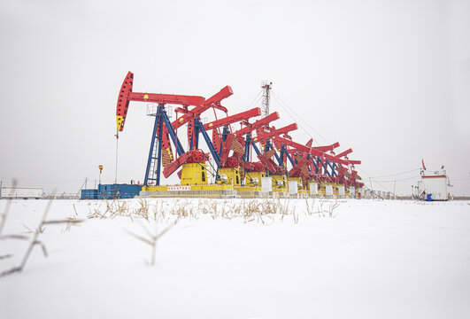 冬季油田的抽油机组