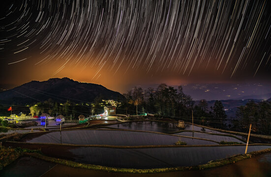 云南元阳梯田星轨星空