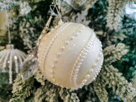 圣诞节白色粘粉珍珠螺纹球